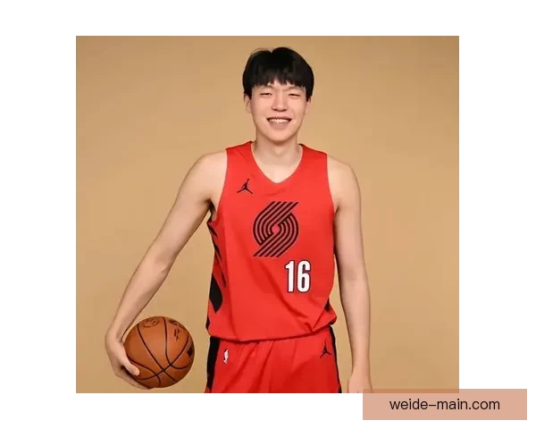 斯普利特称杨瀚森已无需每场带翻译 但仍有许多提升空间